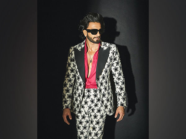 Ranveer Singh's print-on-print suit for Koffee With Karan 7 impresses Karan  Johar, calls him 'My koffee superstar