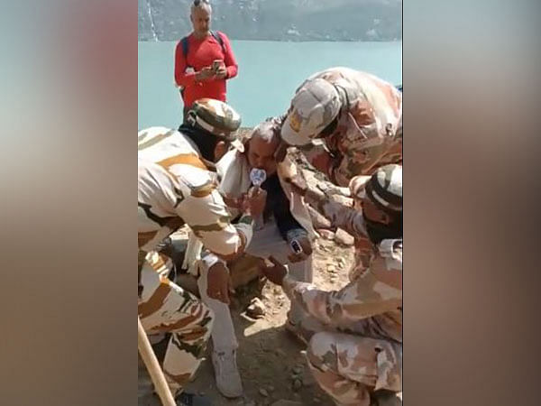 Duty with human service: ITBP providing oxygen to Amarnath pilgrims