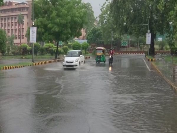 Rain lashes Delhi, brings relief from heat