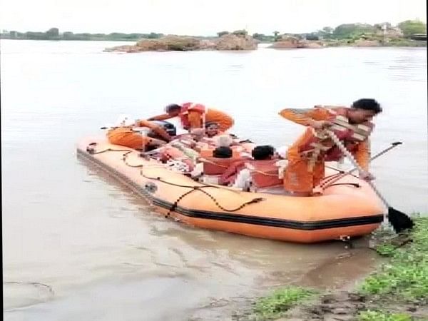 Maharashtra: SDRF rescues 15 people stranded in flood-like situation in Bhandara