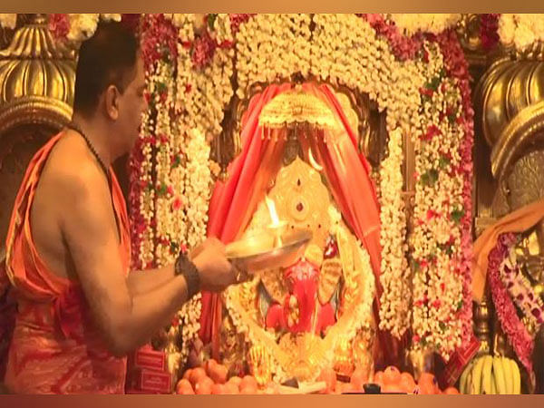 'Aarti' performed at Mumbai's Siddhivinayak Temple on Ganesh Chaturthi