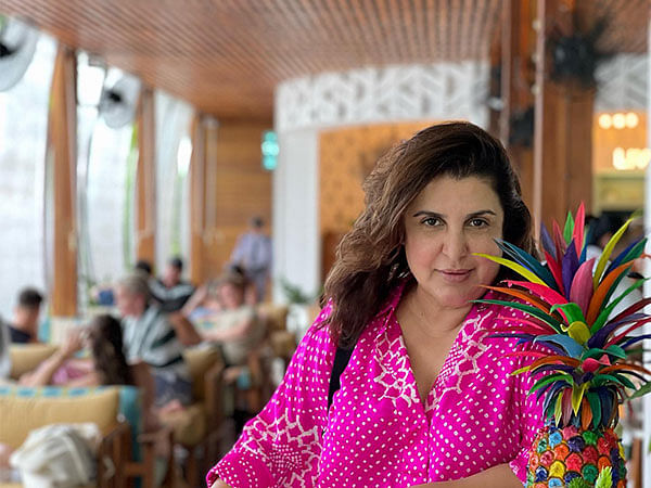 Farah Khan enjoys dinner with friends Chunky Panday, Maheep Kapoor, others
