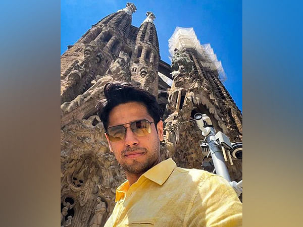 Sidharth Malhotra treats fans with a dashing selfie in yellow shirt