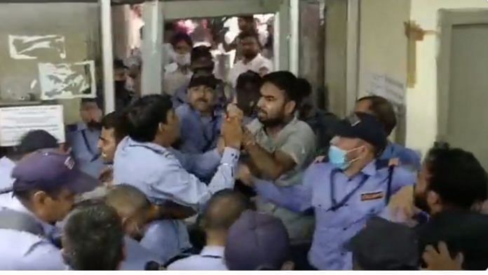 A screengrab of the clash between the security staff and ABVP students at Jawaharlal Nehru University, on 22 August 2022 | Twitter/@aishe_ghosh