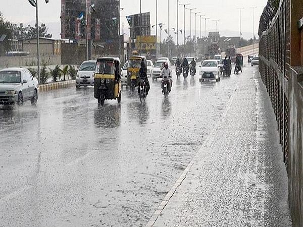 Pakistan: Thousands of passengers stranded near Fort Monroe after 3 ...