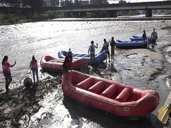 Nepal: Joys of rafting on Bagmati reduced by garbage, debris on shores