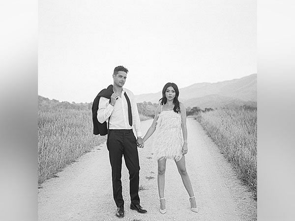 Sarah Hyland marries Wells Adams, wedding ceremony attended by 'Modern Family' co-stars