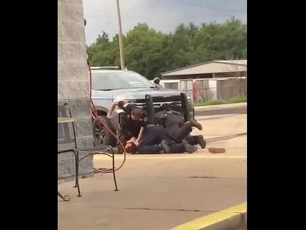 US: Police officers in Arkansas suspended after use of force during arrest