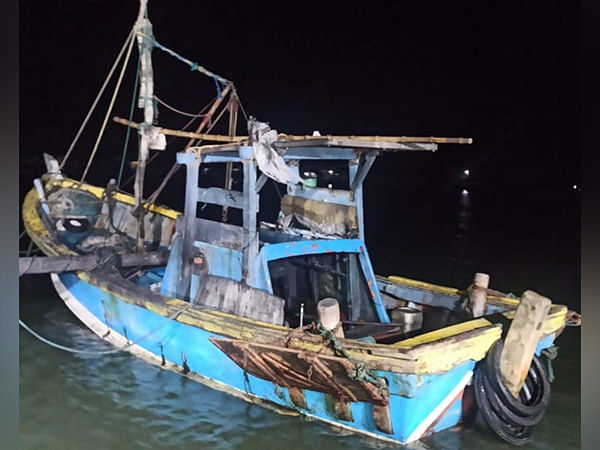 Sri Lankan Navy arrests 10 Indian fishermen