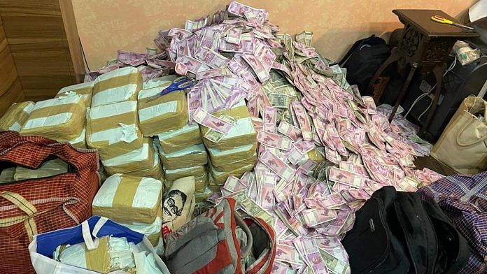 The pile of cash raided by ED at Arpita Mukherjee's apartment in Kolkata | Twitter/dir_ed/