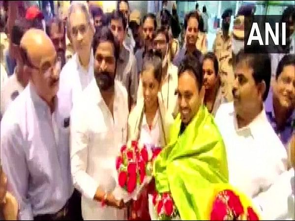CWG 2022: Gold medalist Sreeja Akula receives grand welcome at Hyderabad airport