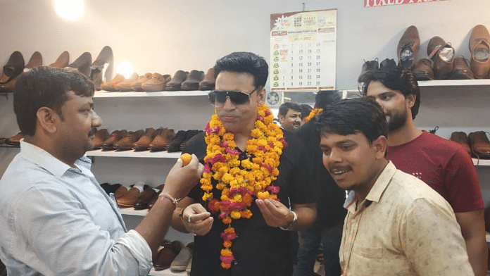 Anand Ojha garlanded in UP after the release of his movie | Special arrangement