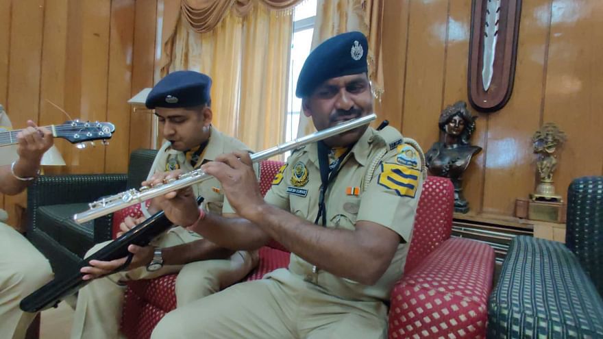 Constable Mukesh Kumar playing the English flute | Shubhangi Misra/ThePrint