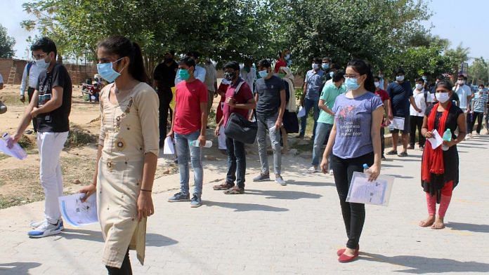 File image of students waiting outside a Joint Entrance Exam (JEE) centre | ANI