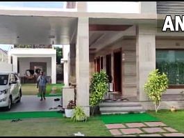 The Directorate of Vigilance and Anti-Corruption (DVAC) conducts raids at KPP Baskar's, former AIADMK MLA, residence in Namakkal, Tamil Nadu, on 12 August 2022 | Twitter/@ANI
