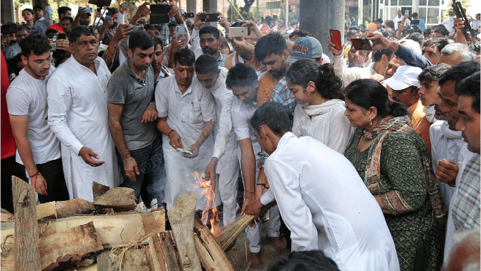 Family members performing last rites of Sonali Phogat in Hisar | Suraj Singh Bisht | ThePrint