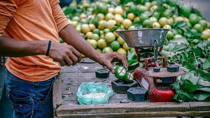 Representative image of a fruit seller in Delhi | Commons