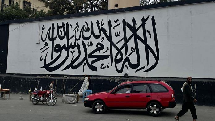 Flag of Islamic Emirate of Afghanistan painted on a wall in Kabul | Jyoti Malhotra | ThePrint