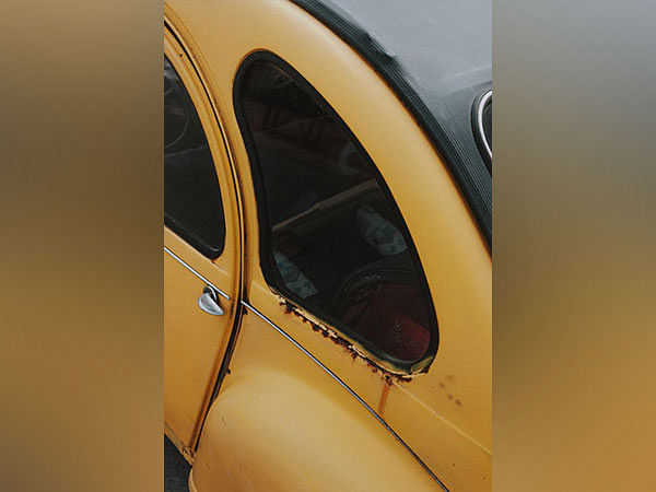 Can sunlight make scratches on car surface disappear?