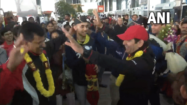 CWG 2022 gold-medalist shuttler Lakshya Sen shakes leg with loved ones, friends at Bengaluru airport