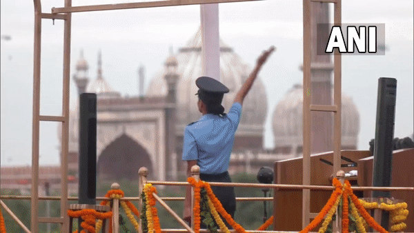 PM Modi inspects Guard of Honour, hoists national flag at Red Fort