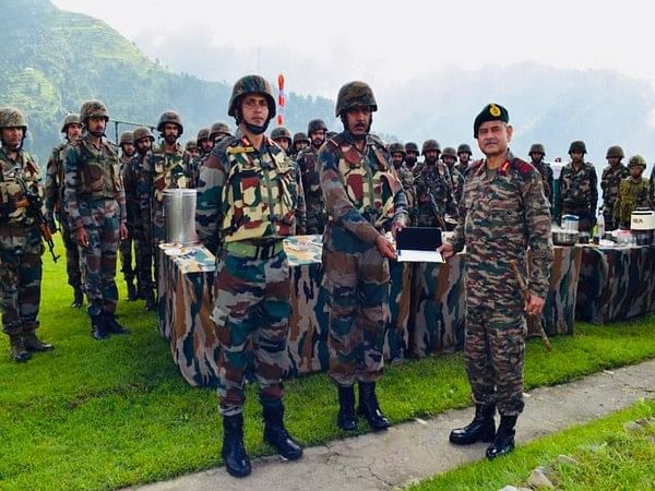 J-K: Northern Army Chief lauds alertness of units during Rajouri encounter