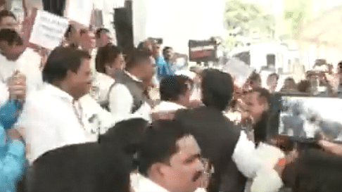 Maharashtra MLAs belonging to BJP and Maha Vikas Aghadi outside the State Assembly on 24 August 2022