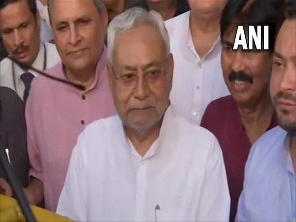 Nitish Kumar submits list to Bihar governor, stakes claim to form new government