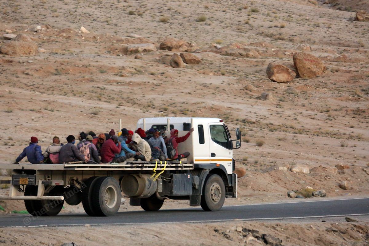 Construction workers hitchhiking to return home by sunset | Praveen Jain | ThePrint