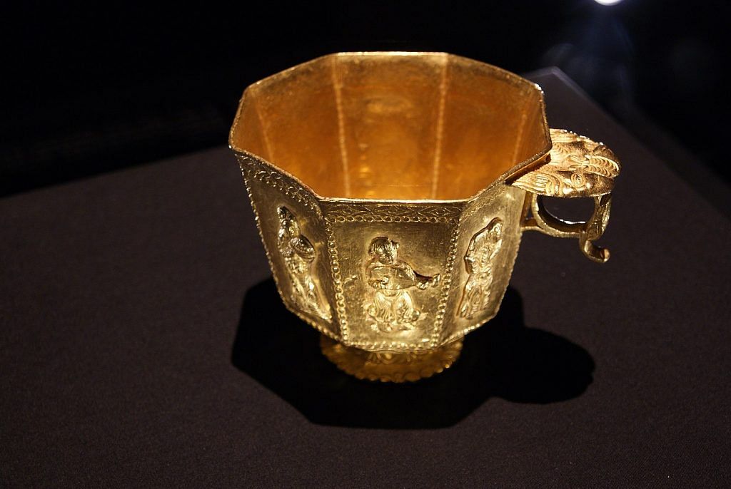 Octagonal footed gold cup from the Belitung shipwreck | ArtScience Museum Singapore | Wikimedia Commons