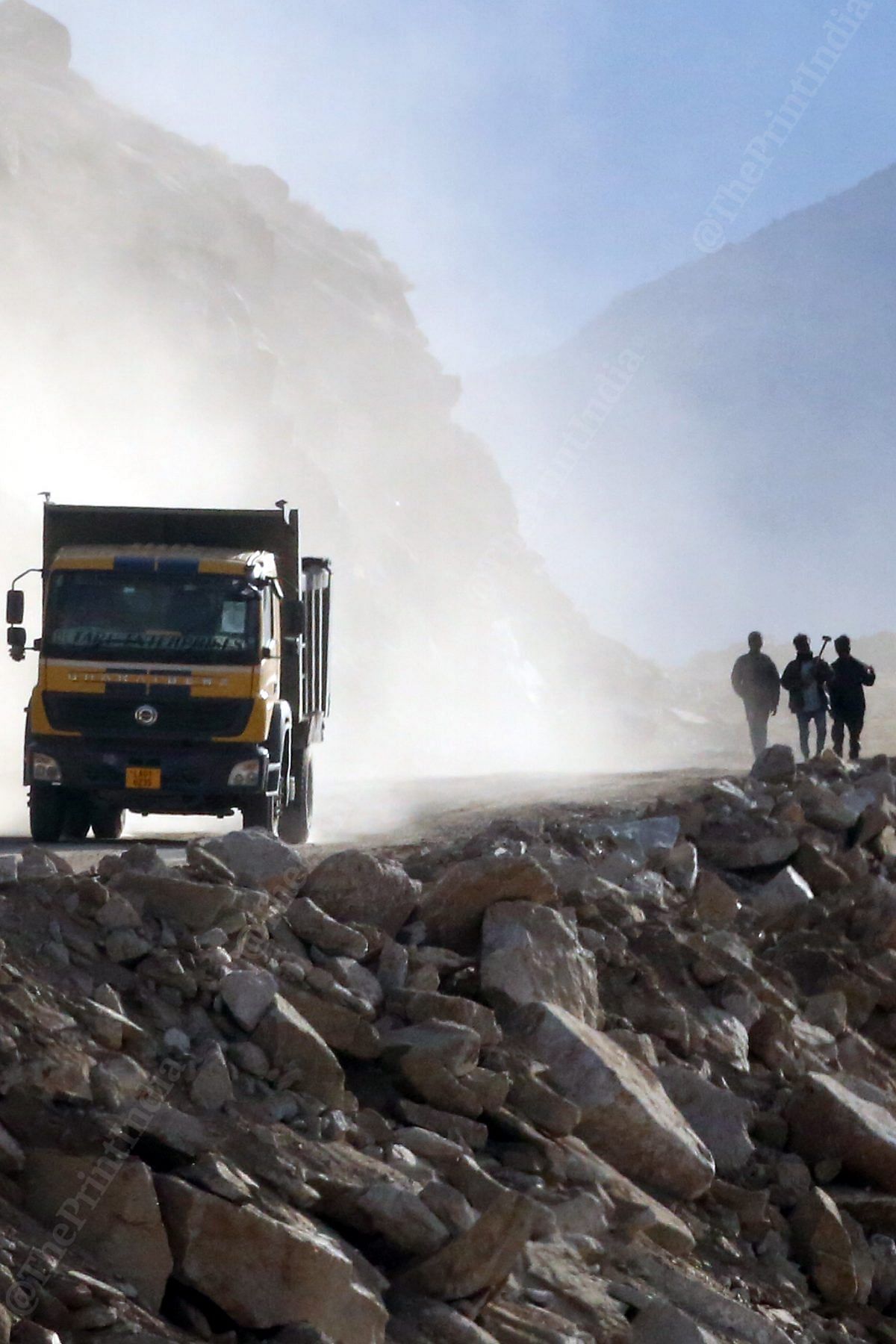 Construction workers at work | Praveen Jain | ThePrint