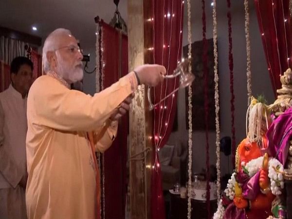 Prime Minister Modi dons dhoti-kurta for Ganesh Aarti