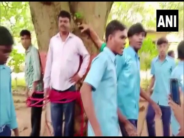 Students tie teachers to a tree, beat them over poor marks in Jharkhand's Dumka 