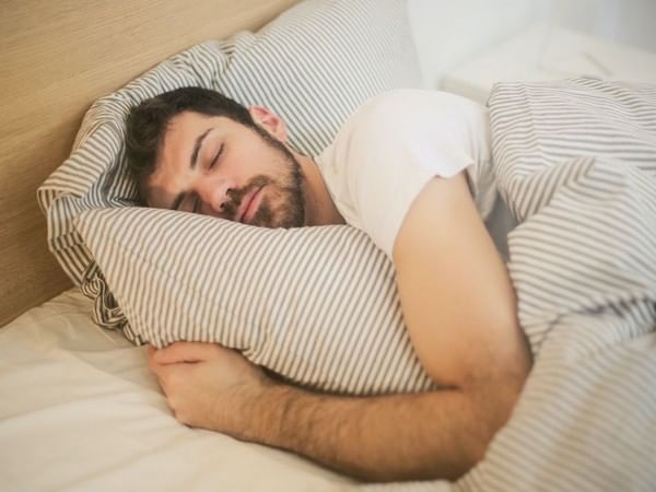 Young people with hereditary predisposition to psychiatric illnesses have different brain activity during sleep