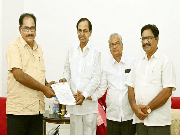 Telangana: CPM leaders meet KCR, extend support to fight against 
