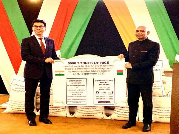 India hands over 5000 tonnes of rice to Madagascar as humanitarian assistance