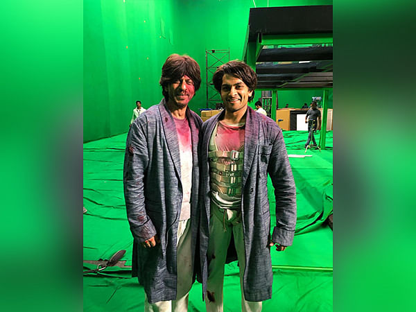 Shah Rukh Khan's unseen picture from 'Brahmastra' sets with his stunt double goes viral