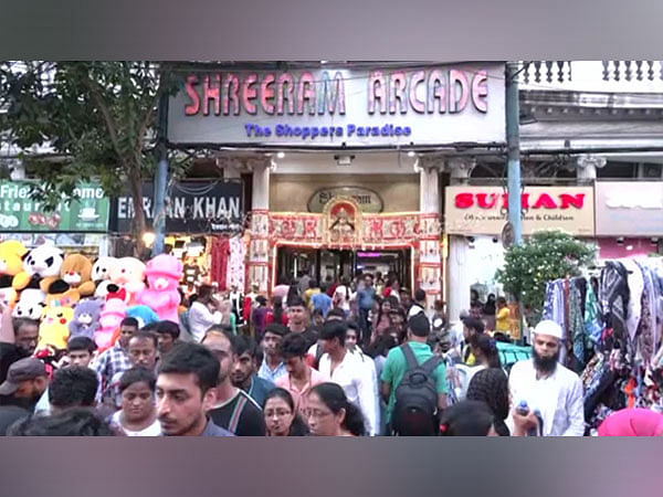 Kolkata: People throng markets ahead of Durga Puja celebrations
