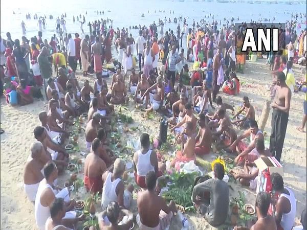 Devotees gather in large numbers at Rameswaram's Agnitheertham on last day of 'Pitru Paksha'