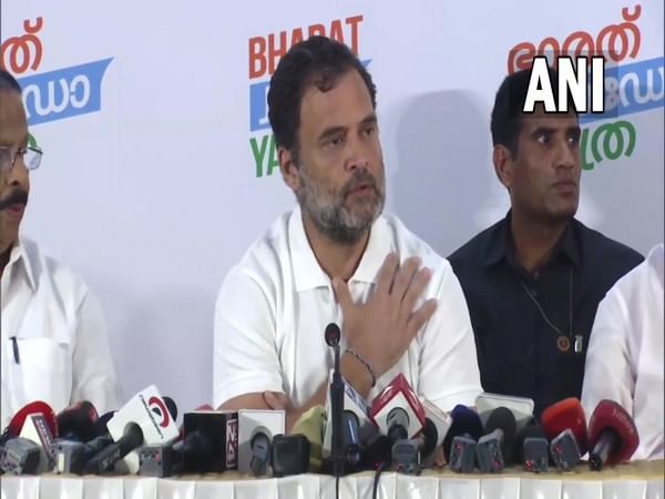 Kerala: Rahul pays his last respects to veteran Congress leader Aryadan Muhammed in Nilambpur