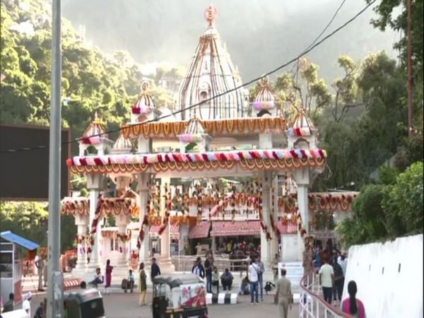 Devotees offer prayers to Maa Durga on first day of Navratri Devotees offer prayers to Maa Durga on first day of Navratri