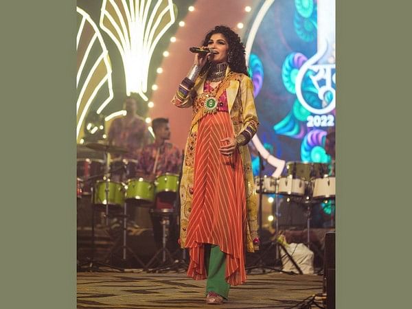 Singer-artiste Purva Mantri stealing Surti hearts this Navratri