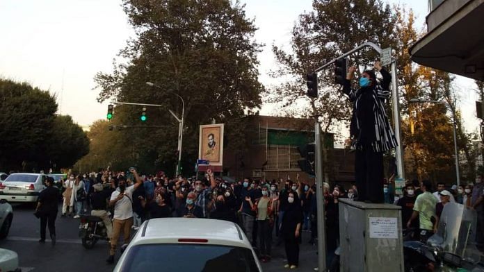 Anti-hijab protest in Tehran, Iran | Twitter/@Sanjaribaf