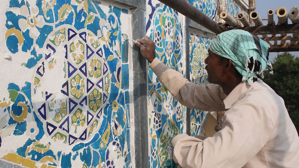 A mason working on consolidating tiles on Ibrahim Qutb Shah's mausoleum | Lipi Bharadwaj | Aga Khan Trust for Culture