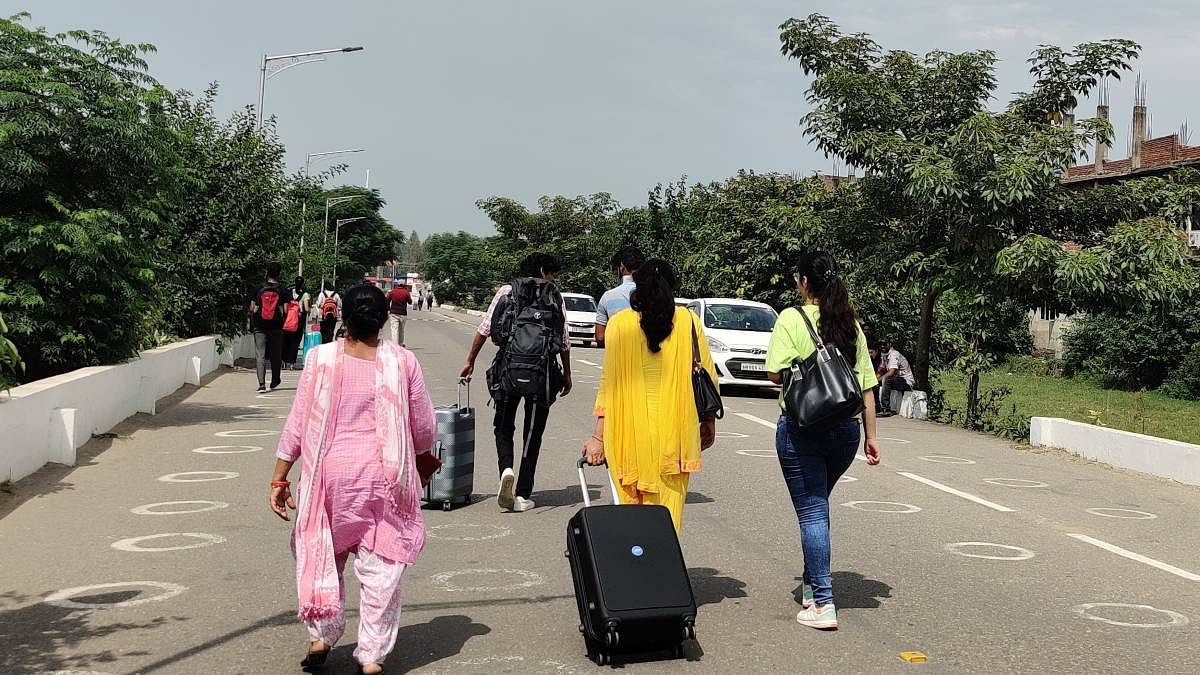 Students leaving Chandigarh University | Bismee Taskin | ThePrint