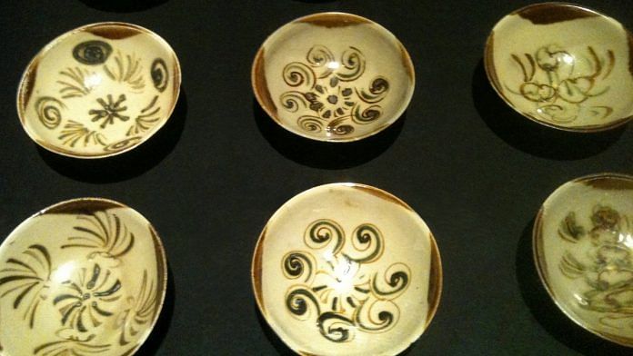 Changsha bowls from the Belitung shipwreck, | ArtScience Museum, Singapore | Wikimedia Commons