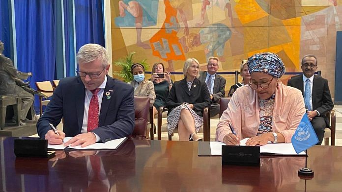 Danish development minister Flemming Møller Mortensen signing agreement with UN on 22 September | Twitter @udviklingsmin