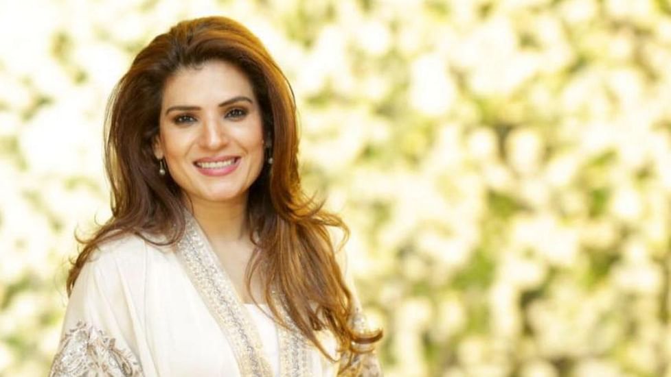 Brain fogged' Pakistani actor Resham litters flood-affected river. Gives  bizarre apology