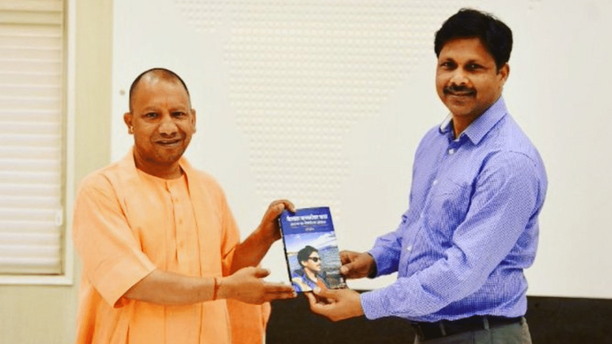 IAS officer presents his book to UP CM Yogi Adityanath | Dr Hari Om/ Twitter
