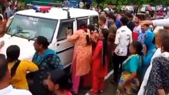 Women protestors gherao a police car in Rishikesh